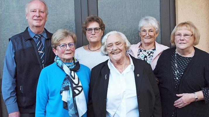 Der VdK-Kreisvorsitzende Heinz Wittmann sowie die Ortsvorstandsmitglieder Brigitte Roder, Elisabeth Strätz und Gudrun Stamm (hinten von links) ehren Elisabeth Mayer und Sieglinde Schneider (vorne von links) für 25-jährige Treue. Foto: Alfred Thieret
