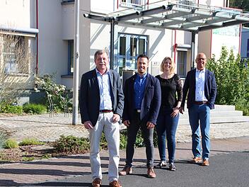Staffelstabübergabe: Dieter Feller, sein Nachfolger Daniel Kleinheinz, Katharina Wirsing, die in der Kämmerei Aufgaben übernehmen wird, und  Bürgermeister Gerd Kleinhenz. Foto: Sebastian Schmitt