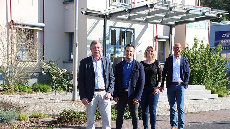 Staffelstabübergabe: Dieter Feller, sein Nachfolger Daniel Kleinheinz, Katharina Wirsing, die in der Kämmerei Aufgaben übernehmen wird, und  Bürgermeister Gerd Kleinhenz. Foto: Sebastian Schmitt