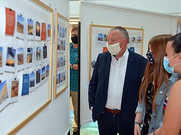 Die Ausstellung "Tamar - Bad Kissingen / Perspektiven" ist noch bis Mitte Oktober im Lichthof des Landratsamtes zu sehen. Mit 160 Fotos, 27 Zitaten und etlichen Plakaten schildern Jugendliche gesammelten Eindrücke von der israelischen Partnerregion Tamar, die sie im Frühjahr 2019 besucht haben.  Foto: Peter Rauch