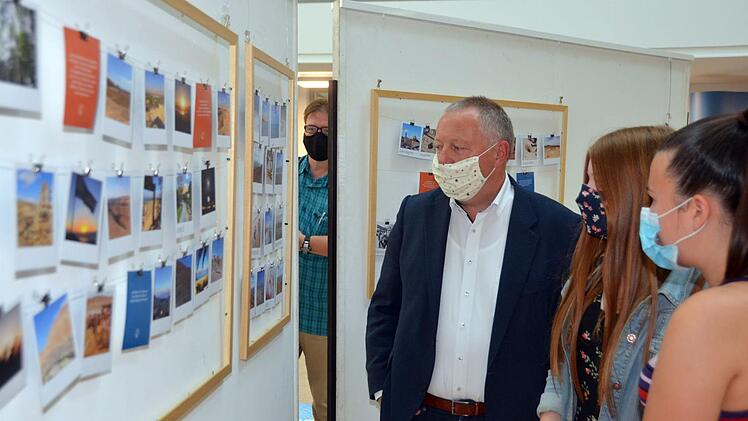 Die Ausstellung "Tamar - Bad Kissingen / Perspektiven" ist noch bis Mitte Oktober im Lichthof des Landratsamtes zu sehen. Mit 160 Fotos, 27 Zitaten und etlichen Plakaten schildern Jugendliche gesammelten Eindrücke von der israelischen Partnerregion Tamar, die sie im Frühjahr 2019 besucht haben.  Foto: Peter Rauch