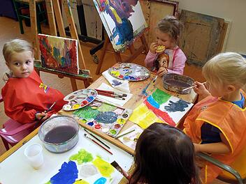 Lässt man der Fantasie der Kleinkinder seinen Lauf, entstehen oft erstaunliche Kunstwerke.  Fotos: Evi Seeger/Irina Gerschmann