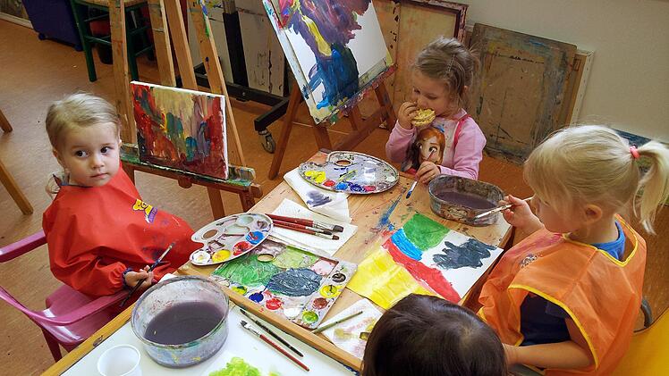 Lässt man der Fantasie der Kleinkinder seinen Lauf, entstehen oft erstaunliche Kunstwerke.  Fotos: Evi Seeger/Irina Gerschmann