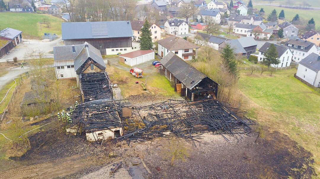 Großbrand im Kreis Hof: Scheune brennt komplett aus