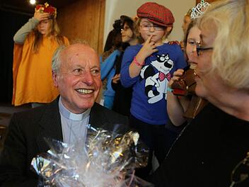 Jung und Alt bedankten sich bei Pfarrer Heinz Oberle für seinen Dienst.  Foto: Barbara Herbst