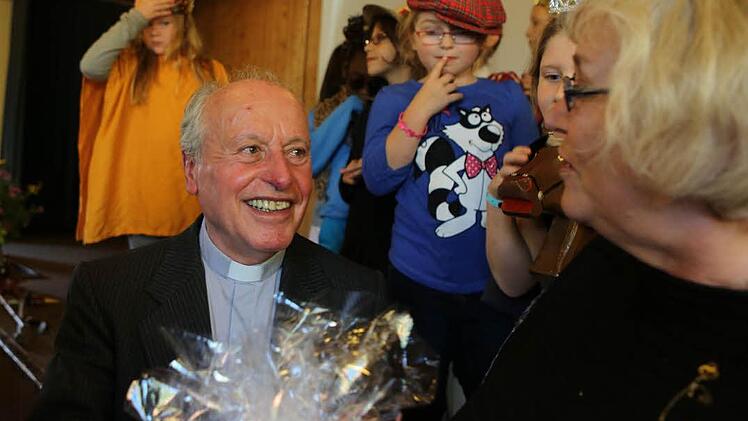 Jung und Alt bedankten sich bei Pfarrer Heinz Oberle für seinen Dienst.  Foto: Barbara Herbst