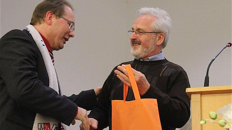 Gerhard Becker (rechts) von der Kolpingfamilie überreicht seine Grüße