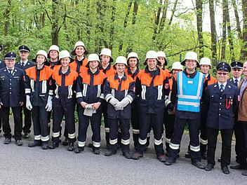 Von links: 1. Kommandant Roland Zehner, Kreisbrandmeister Volker Hägerich, Kreisbrandinspektor Marco Brust, Fabian Knüttel, Frank Schaub, Andreas Wittmann, Udo Brückner, Steffen Schick, Ralf Köhler, David Martin, Florian Böhm, Maximilian Milotta, Frank Brückner, Dierk Greß, Kommandant Christian Seubert, Dominik Henz, Karlheinz Sladek, KBM Wolfgang Kenner, Bürgermeister Dieter Muth.  Foto: FFW