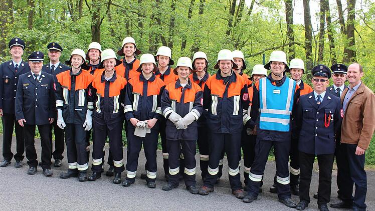 Von links: 1. Kommandant Roland Zehner, Kreisbrandmeister Volker Hägerich, Kreisbrandinspektor Marco Brust, Fabian Knüttel, Frank Schaub, Andreas Wittmann, Udo Brückner, Steffen Schick, Ralf Köhler, David Martin, Florian Böhm, Maximilian Milotta, Frank Brückner, Dierk Greß, Kommandant Christian Seubert, Dominik Henz, Karlheinz Sladek, KBM Wolfgang Kenner, Bürgermeister Dieter Muth.  Foto: FFW