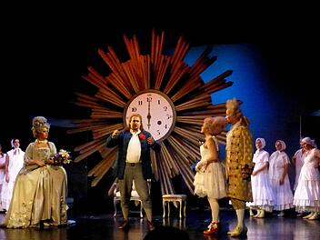 Die Zeit der Adelsherrschaft läuft ab, im Hintergrund wartet die Guillotine: Ein Gastspiel des Theaters Hof mit Mozarts "Hochzeit des Figaro", bei dem einfach alles stimmte, bildete den Auftakt des 31. Theaterrings der Stadt Bad Kissingen im Kurtheater. Foto: Ahnert