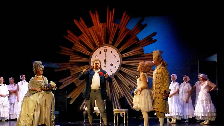 Die Zeit der Adelsherrschaft läuft ab, im Hintergrund wartet die Guillotine: Ein Gastspiel des Theaters Hof mit Mozarts "Hochzeit des Figaro", bei dem einfach alles stimmte, bildete den Auftakt des 31. Theaterrings der Stadt Bad Kissingen im Kurtheater. Foto: Ahnert