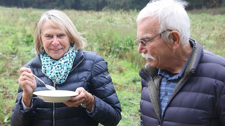 Helmut und Marianne Kessel lassen sich die Kartoffelsuppe am Rande des Kartoffelfeldes so richtig schmecken. Foto: Michael Stelzner