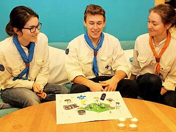 Die Stammesführung Lea, Chris und Thea ist stolz und hofft, dass alle 200 Kalender Käufer finden.  Foto: Johanna Blum