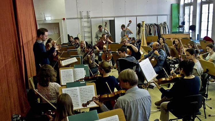 Alexander Merzyn bei der Probenarbeit zum Mitmachkonzert in CoburgFoto: Archiv/ Jochen Berger
