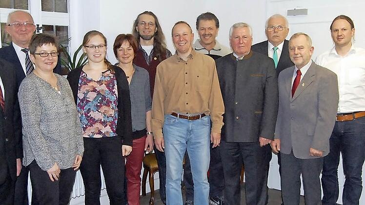 Verdienstvolle Bürger wurden geehrt (von links) : Wolfgang Scherbel, 2. Bürgermeisterin Petra Niechziol, Ronja Leikeim, Jutta Mantel, Martin Weiß, Detlef Heinel, Georg Dauer, 3. Bürgermeister Erwin Grünbeck, Karlheinz Bram, Peter Pühlhorn und Stephen Bauersachs.