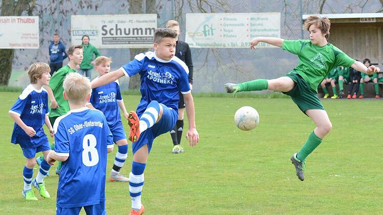 Interessierter Blick auf eine interessante Szene: Samuel Betz (vorne/Nr. 8) beobachtet seinen Mitspieler Akbari Hussein (beide SG Obererthal) und dessen Garitzer Kontrahenten Luca Schlereth. Foto: ssp