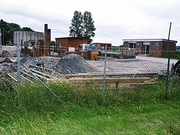 Es ist unübersehbar: Die Kläranlage in Kösfeld bedarf einer Sanierung. Um diese Maßnahme und die notwendigen Straßenbaumaßnahmen zu schultern, muss die Gemeinde Meeder heuer einen Kredit in Höhe von 1,7 Millionen Euro aufnehmen. Foto: Gabi Arnold