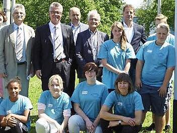 Eine Delegation des Rotary-Clubs Kulmbach besuchte die Streitschlichter der Werner-Grampp-Schule und &uuml;bergab einen Scheck &uuml;ber 1700 Euro. Foto: privat