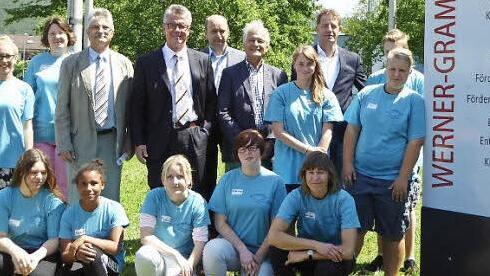 Eine Delegation des Rotary-Clubs Kulmbach besuchte die Streitschlichter der Werner-Grampp-Schule und &uuml;bergab einen Scheck &uuml;ber 1700 Euro. Foto: privat