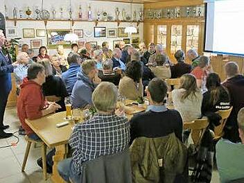 Bürgermeister Paul Steins berichtete den Poxdorfern, was gerade Themen im Rathaus sind. Foto: Dagmar Niemann
