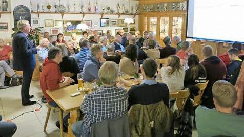 Bürgermeister Paul Steins berichtete den Poxdorfern, was gerade Themen im Rathaus sind. Foto: Dagmar Niemann