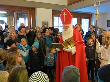 Der Nikolaus kam nach Effeltrich und hatte für die vielen Kinder spannende Geschichten und Geschenke im Gepäck.  Fotos: Dagmar Niemann
