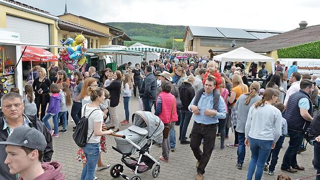 Der M&uuml;rsbacher Markt ist einfach ein Besuchermagnet am Muttertag. Fotos: Ronald Rinklef;