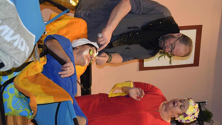 Der Kosmetiker bei der Behandlung (von links): Peter Dominik, Regina Zipfel, Ute Mäusbacher.Foto: Andreas Welz