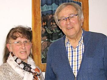 Vorsitzende Edeltraud Obermüller ernannte Friedrich Heidenreich zum Ehrenmitglied, da er seit über 15 Jahren als stellvertretender Vorsitzender in der Sängergruppe fungiert. Foto: Norbert Karbach