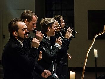 Das Vokalquintett "Viva Voce" eröffnet den Kissinger Winterzauber 2018/19. Unser Foto zeigt die A-capella Band bei einem Auftritt in St. Moritz. Archivfoto: Jochen Berger