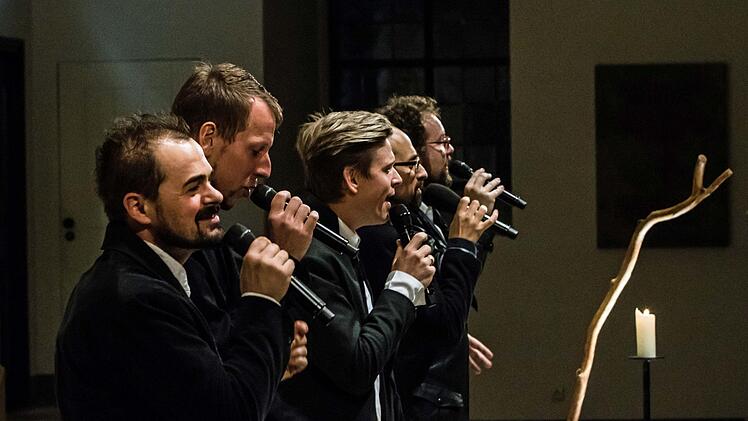 Das Vokalquintett "Viva Voce" eröffnet den Kissinger Winterzauber 2018/19. Unser Foto zeigt die A-capella Band bei einem Auftritt in St. Moritz. Archivfoto: Jochen Berger
