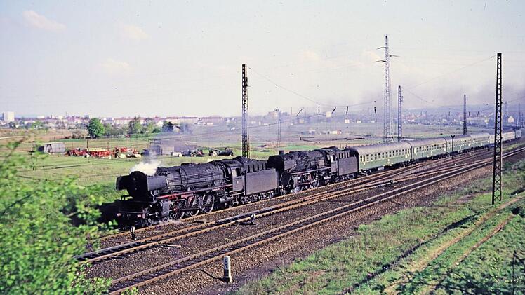 Am 3.5.1973, 4 Wochen vor ihrem Einsatzende, befördern zwei Maschinen der Baureihe 001 den E 1649 von Bamberg nach Hof. Die vorderen Wagen sind Kurswagen aus Bremerhaven und Dortmund. Gleich hat der Zug die Gärtnerflur von Bamberg hinter sich gelassen und durchfährt Hallstadt. Foto: Jürgen Neller