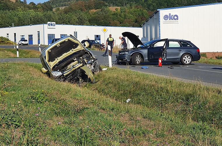 Untersteinach: Frontalcrash führt zu stundenlangen Sperrungen - drei Frauen in Klinik abtransportiert