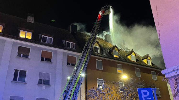 Mehrfamilienhaus in Schweinfurter Innenstadt in Flammen - mehrere Personen verletzt