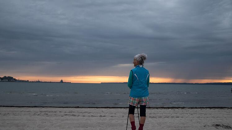 Britta lebt in Eckernf&ouml;rde, zum Ostseestrand hat sie es nicht weit. Die t&auml;glichen Spazierg&auml;nge tun ihr gut, Aktivit&auml;t und Bewegung sind extrem wichtig bei Demenz.