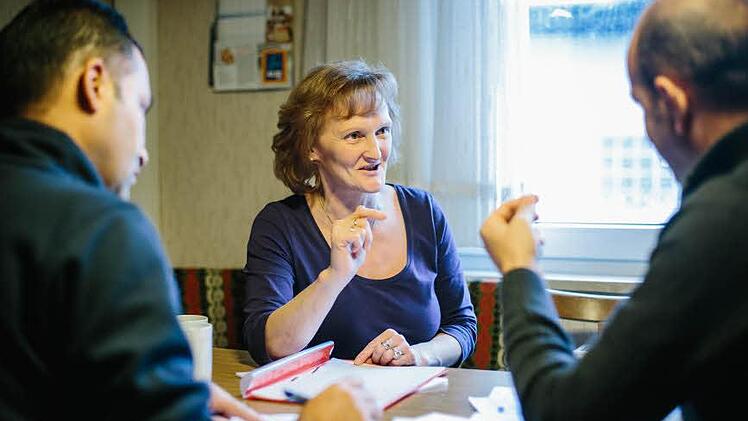 Monika Löffler unterrichtet Ahmad (links) und Jamil am Küchentisch eines Hauses in Reichenbach. Das tut sie in ihrer Freizeit.  Foto: Hendrik Steffens