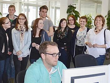 Mediengestalter Michael Beetz erläuterte den Berufsschülern mit ihrer Klassenlehrerin Michaela Stemmer (rechts) die Seitengestaltung. Foto: Rainer Lutz