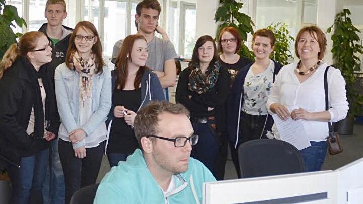 Mediengestalter Michael Beetz erläuterte den Berufsschülern mit ihrer Klassenlehrerin Michaela Stemmer (rechts) die Seitengestaltung. Foto: Rainer Lutz