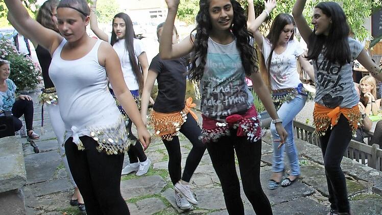 In der Bauchtanzgruppe "Habibi" treten Mädchen aus Franken und Syrien unter der Leitung von Sonja Pascher-Döhler auf. Fotos: Ralf Kestel