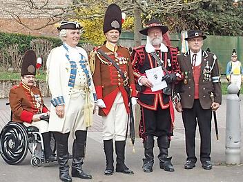Landesadjutant Hans H&auml;rtl, stv. Landeskommandant Karl Zeller, Landeskommandant J&uuml;rgen V&ouml;lkel, der Geehrte Walter Schinzel-Lang und stv. Landeskommandant Josef Maier (v. l.) Foto: Nadine Zwingmann