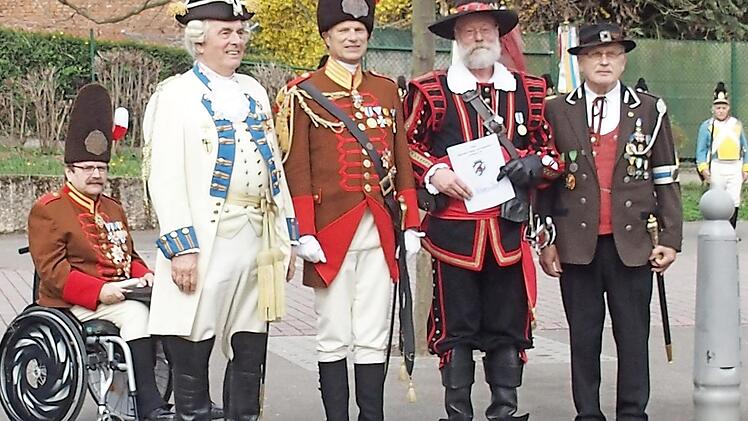 Landesadjutant Hans H&auml;rtl, stv. Landeskommandant Karl Zeller, Landeskommandant J&uuml;rgen V&ouml;lkel, der Geehrte Walter Schinzel-Lang und stv. Landeskommandant Josef Maier (v. l.) Foto: Nadine Zwingmann
