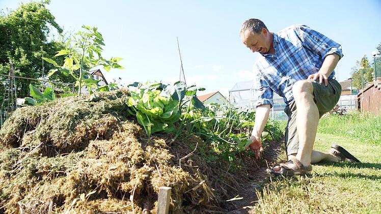 Norbert Schmäling präsentiert einen seiner üppig bepflanzten Hügelbeete. Foto: Arkadius Guzy