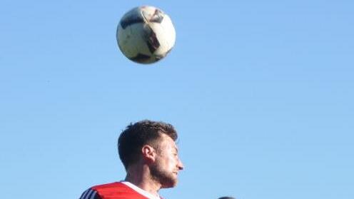 Gästekapitän Jan Krämer gewinnt das Kopfballduell gegen DanielErlwein (Nr. 8).