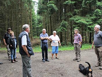 Jochen Manke (rechts) und Birgid Badde von der Forstverwaltung Rupboden zeigen den Stadträten geplante Forstmaßnahmen.  Foto: Julia Raab