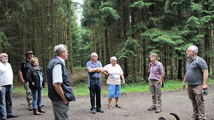 Jochen Manke (rechts) und Birgid Badde von der Forstverwaltung Rupboden zeigen den Stadträten geplante Forstmaßnahmen.  Foto: Julia Raab