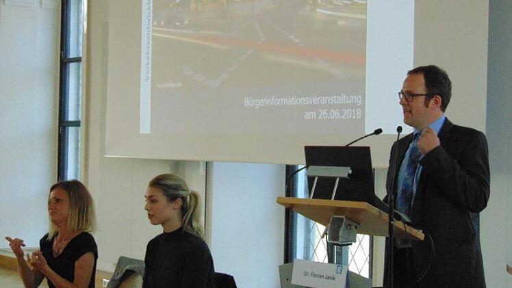 Oberbürgermeister Florian Janik stellte das Konzept vor.   Foto: Petra Malbrich