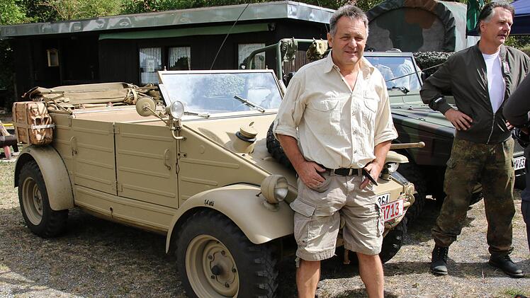 Heinz Deuerling aus Kronach mit einem VW-Kübelwagen Typ 82 Baujahr 1943: "Eigentlich  wollte ich ein Amphibienfahrzeug. Das hat nicht geklappt. So habe ich mir vor fünf Jahren dieses Auto, das damals in Russland liegen geblieben ist,  in Tschechien geholt. Dort wurden die Blecharbeiten ausgeführt. Um die Technik kümmerte ich mich selbst. Ich bin mit dem Fahrzeug öfters auf Treffen, auch weiter weg." Foto: Michael Stelzner