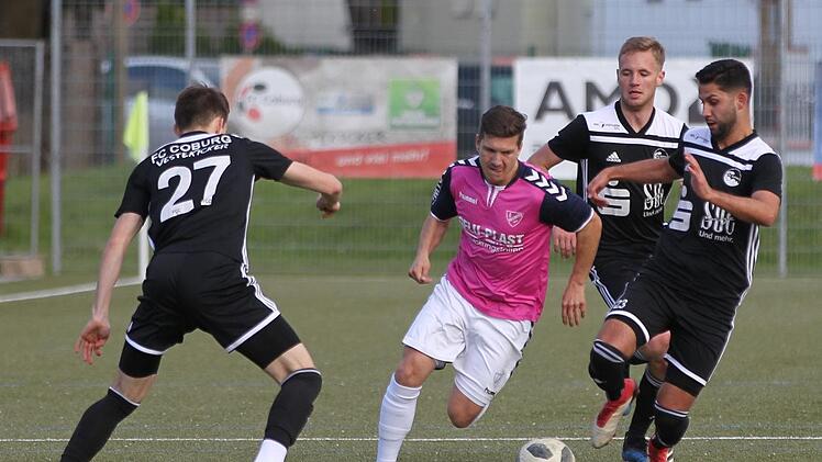 Der Selbitzer Marcel Findeiß (pink) versucht sich gegen Gökhan Sener (links), Lars Teuchert (mitte) und Ricardo König durchzusetzen.