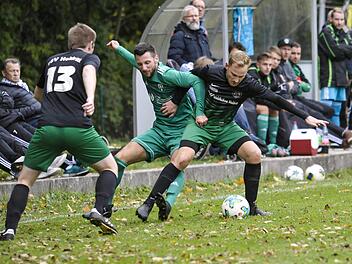 Zur&uuml;cklehnen konnten sich die Zuschauer in Niederf&uuml;llbach eher selten, denn die beiden Kreisliga-Spitzenteams von der gastgebenden TSG (ganz in Gr&uuml;n) und den G&auml;sten vom TSV Heldritt lieferten sich ein packendes Duell. Leistungsgerecht endete die Partie mit 2:2. Foto: Hagen Lehmann