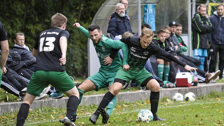 Zur&uuml;cklehnen konnten sich die Zuschauer in Niederf&uuml;llbach eher selten, denn die beiden Kreisliga-Spitzenteams von der gastgebenden TSG (ganz in Gr&uuml;n) und den G&auml;sten vom TSV Heldritt lieferten sich ein packendes Duell. Leistungsgerecht endete die Partie mit 2:2. Foto: Hagen Lehmann
